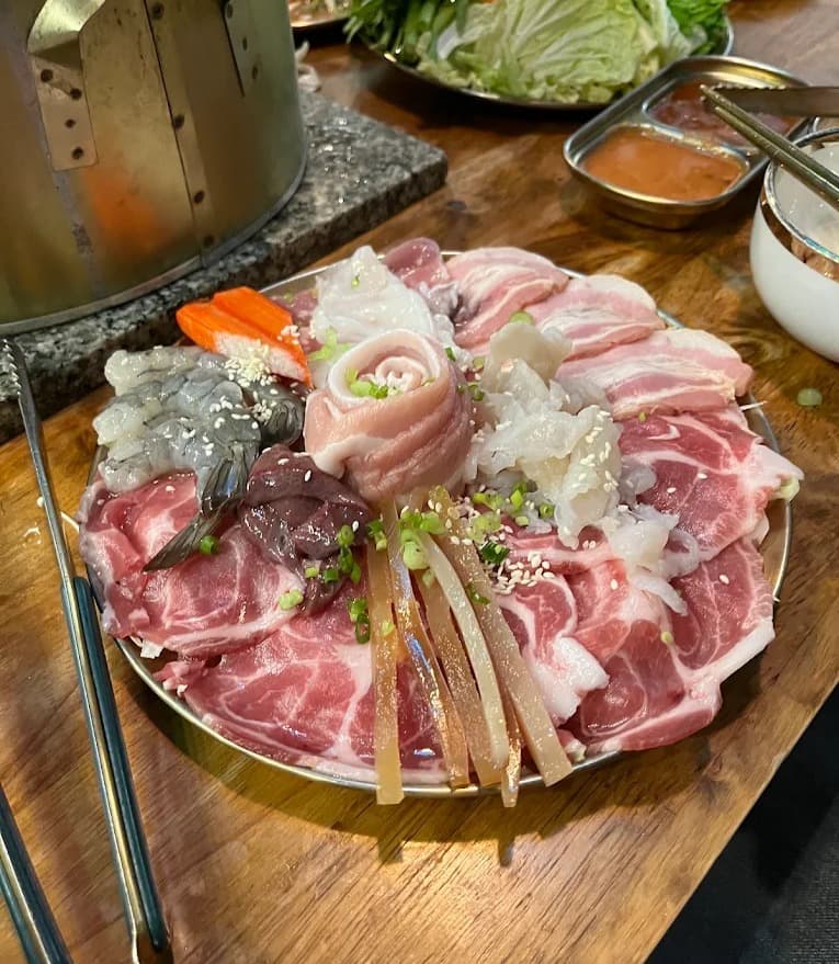 Mai Wang Yang Xyuのムーガタ鍋で焼く豚肉とエビ・野菜