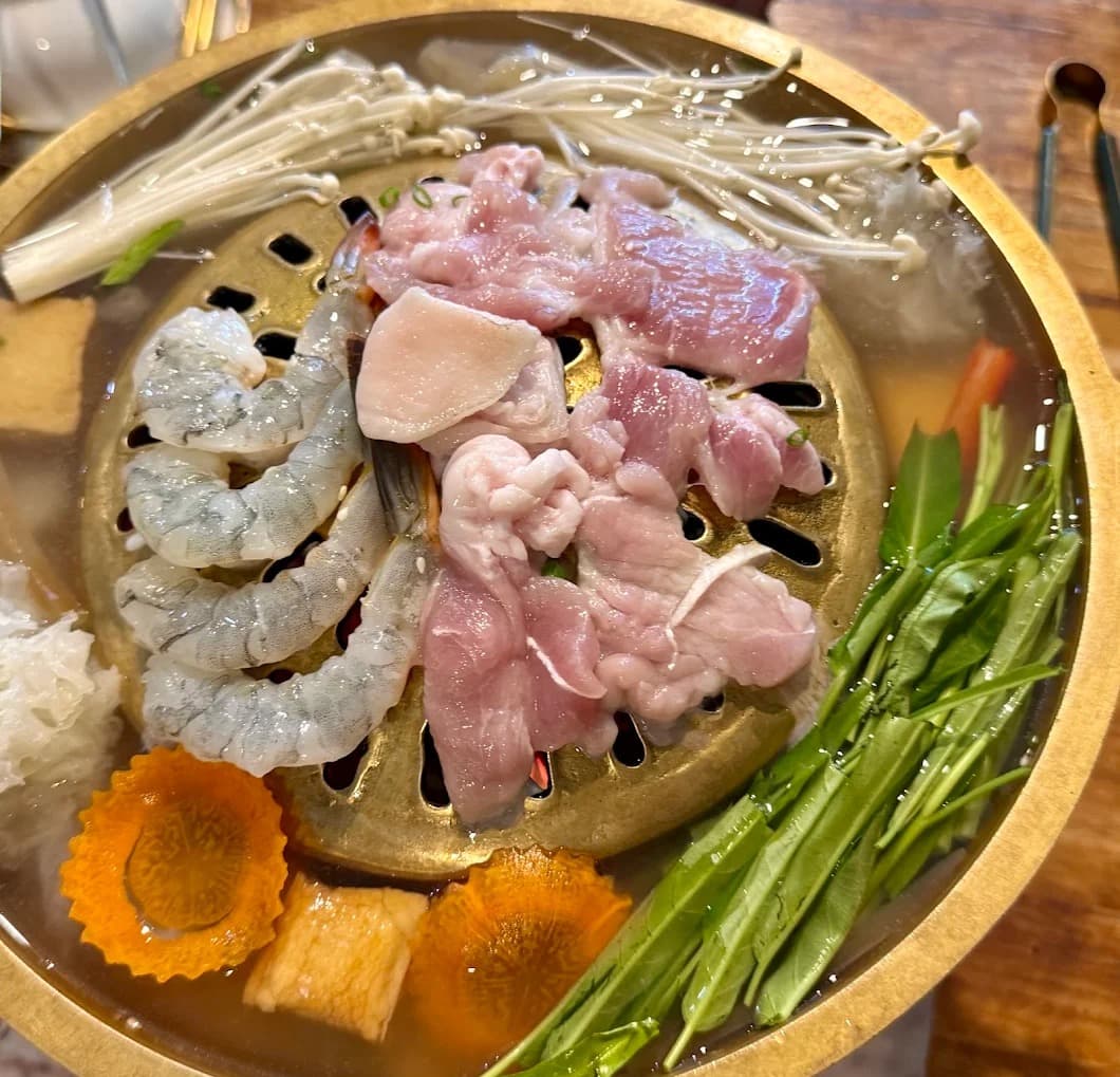 Mai Wang Yang Xyuのムーガタ鍋で焼く豚肉とエビ・野菜