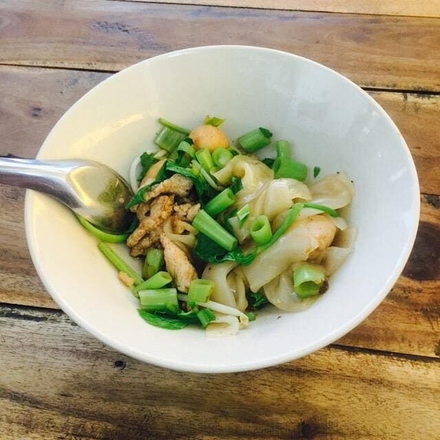 Ror Rueaのタイ風幅広麺(パッシーユー)の料理