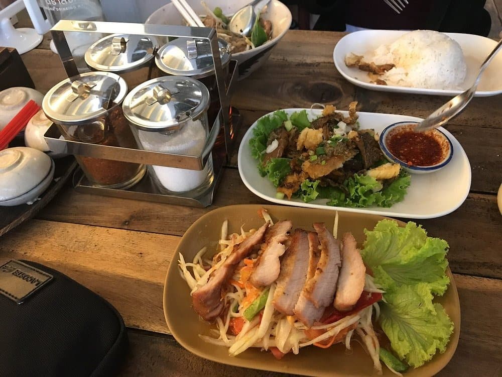Ror Rueaの青パパイヤサラダと揚げ魚の料理