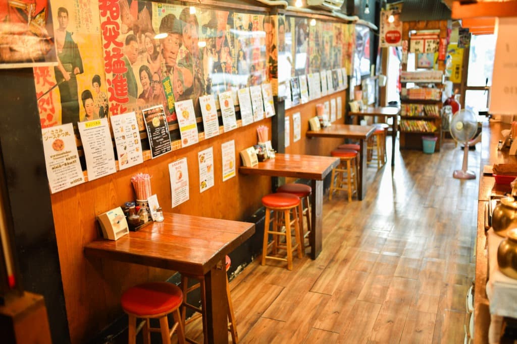 仙台釜神家の昭和レトロな店内