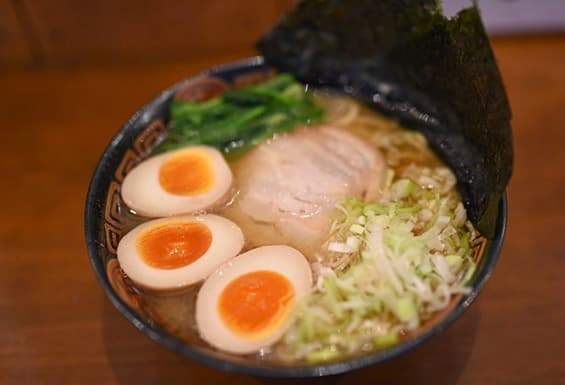仙台釜神家の看板メニューのラーメン