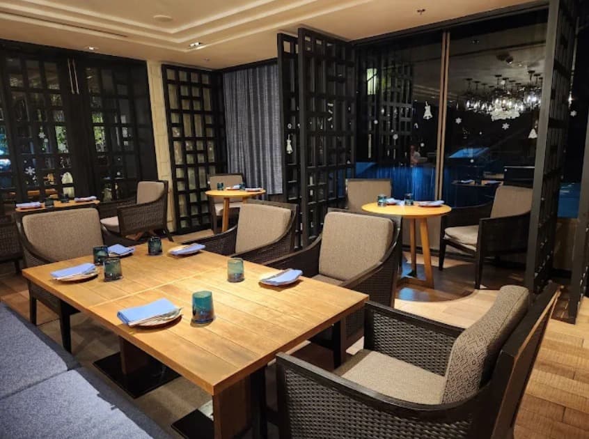 店内:抑えられた照明のThe Siam Tea Roomのテーブル席