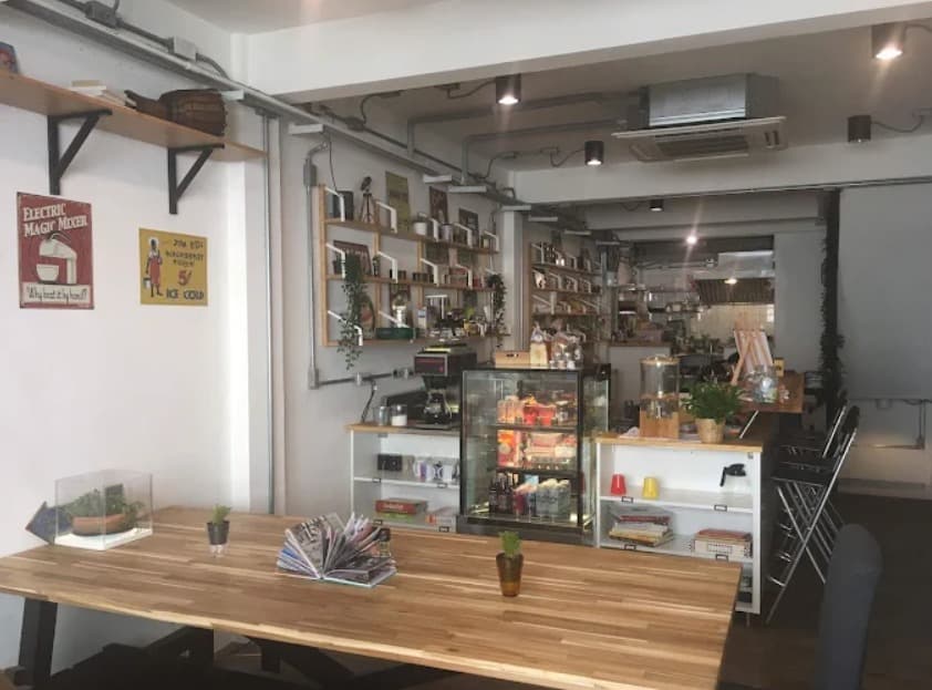 店内:木目を基調としたBreakfast Story Phrom Phongのテーブル席