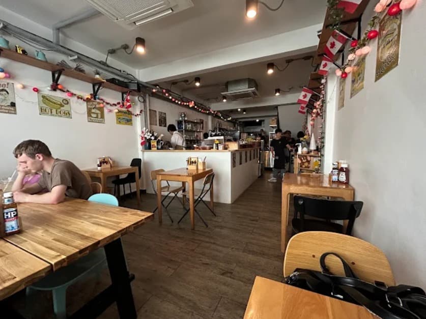 店内:温かみのあるBreakfast Story Phrom Phongのテーブル席