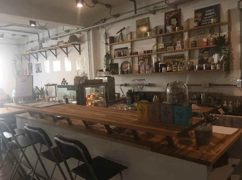 店内:肩肘張らずに過ごせるBreakfast Story Phrom Phongのテーブル席