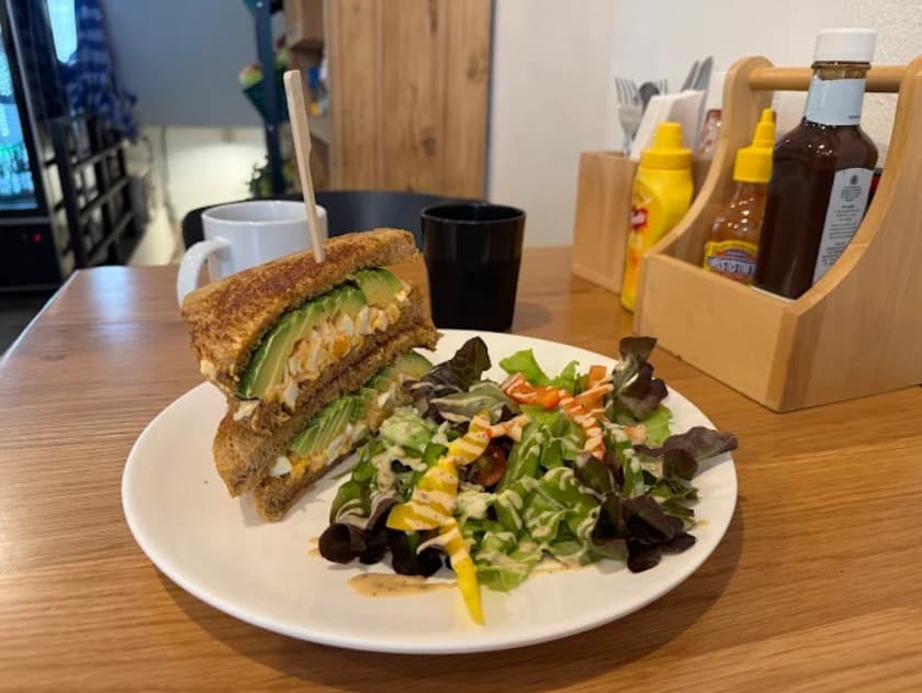 料理:本格的なアメリカンスタイルのBreakfast Story Phrom Phongのサンドイッチ
