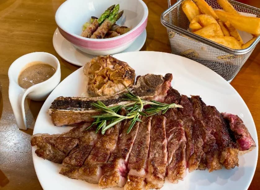 料理:濃厚な旨味と芳醇な香りのArno's EmQuartierのステーキ