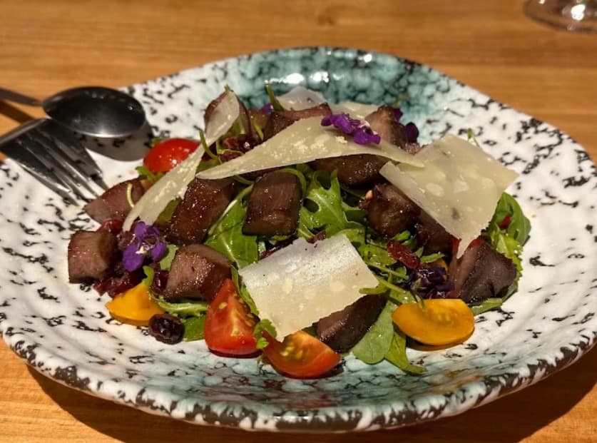 料理:トッピングが充実しているLobster Main Kitchenのサラダ