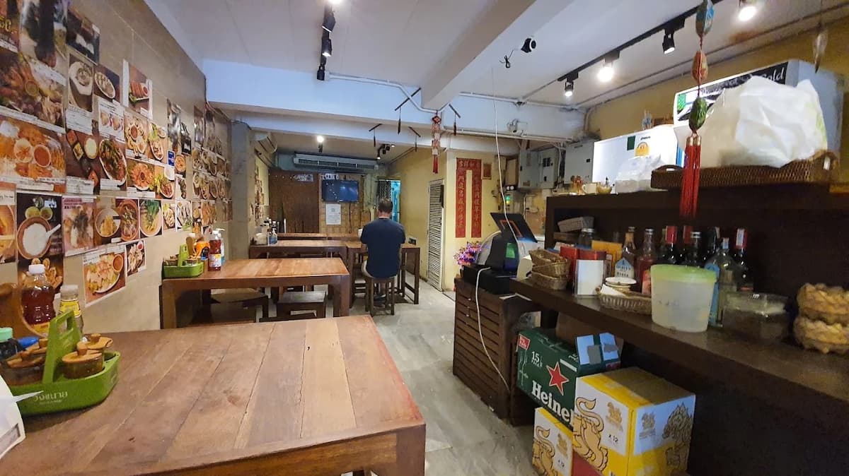 縦長で奥行きのある店内の様子。