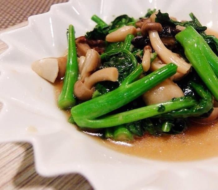 白いお皿に品よく盛り付けられた、しめじと青菜のあっさりとした炒め物。