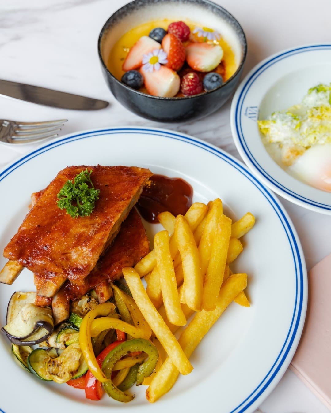 AVA Brasserieのポークリブプレートとフライドポテト、グリル野菜、デザート
