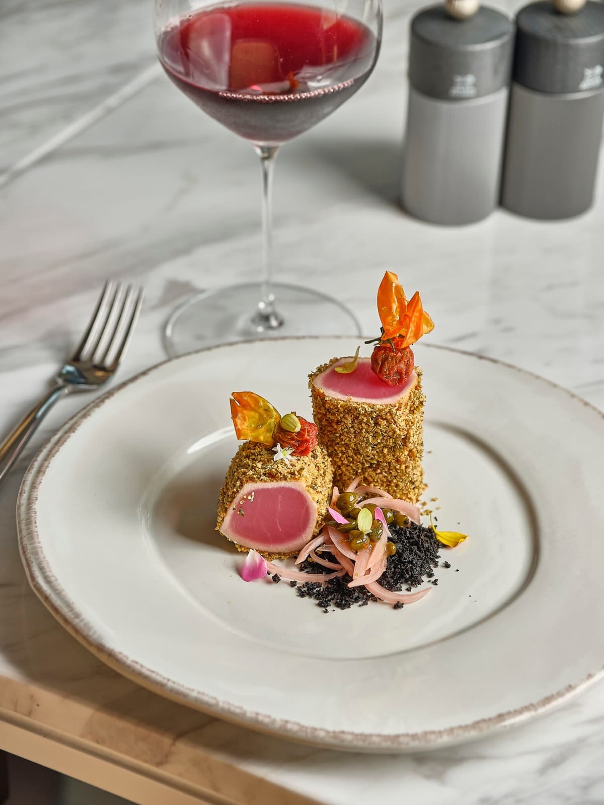 AVA Brasserieのレアマグロを使った前菜と赤ワイン