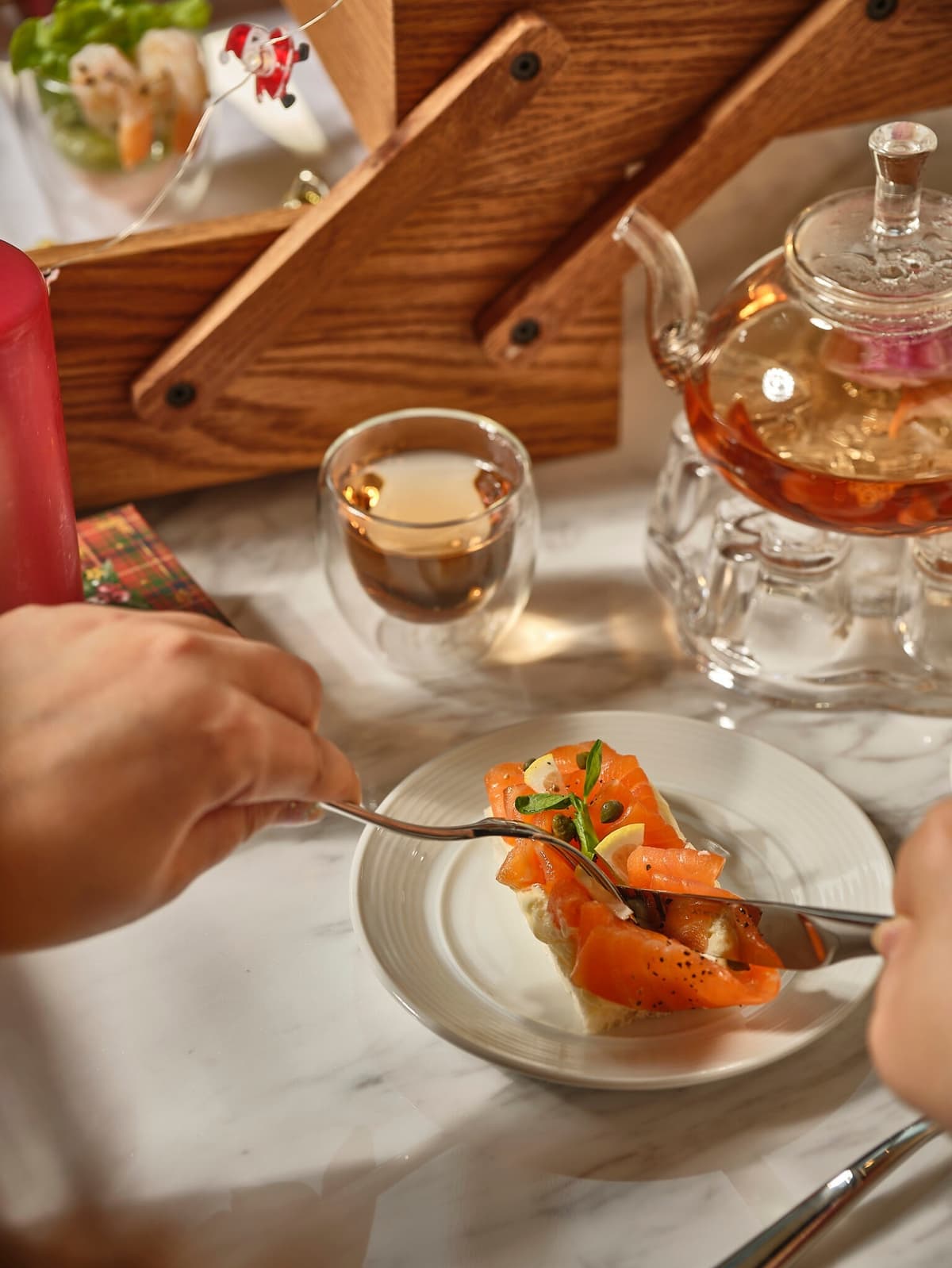 AVA Brasserieのスモークサーモンオープンサンドと紅茶