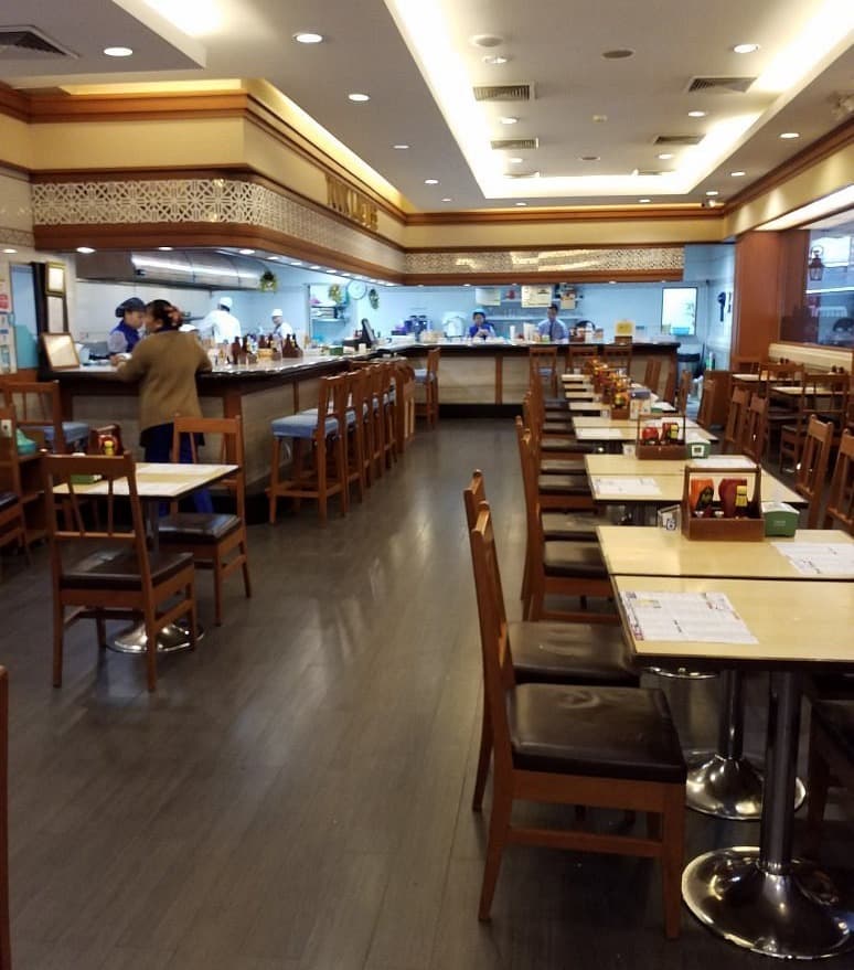 Took Lae Dee Restaurantの広々とした店内席