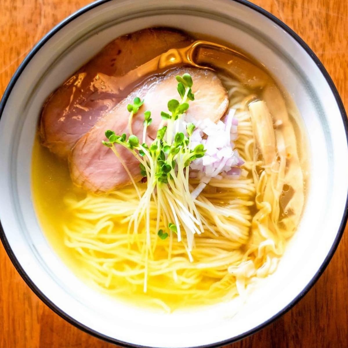 Teriyaki Bar Kelly'sの透き通ったスープが特徴の塩ラーメン