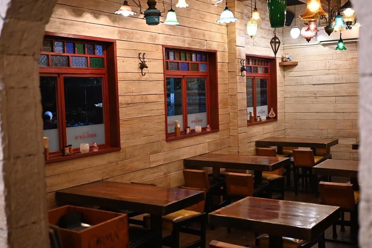 Teriyaki Bar Kelly'sの木目調で落ち着いた店内