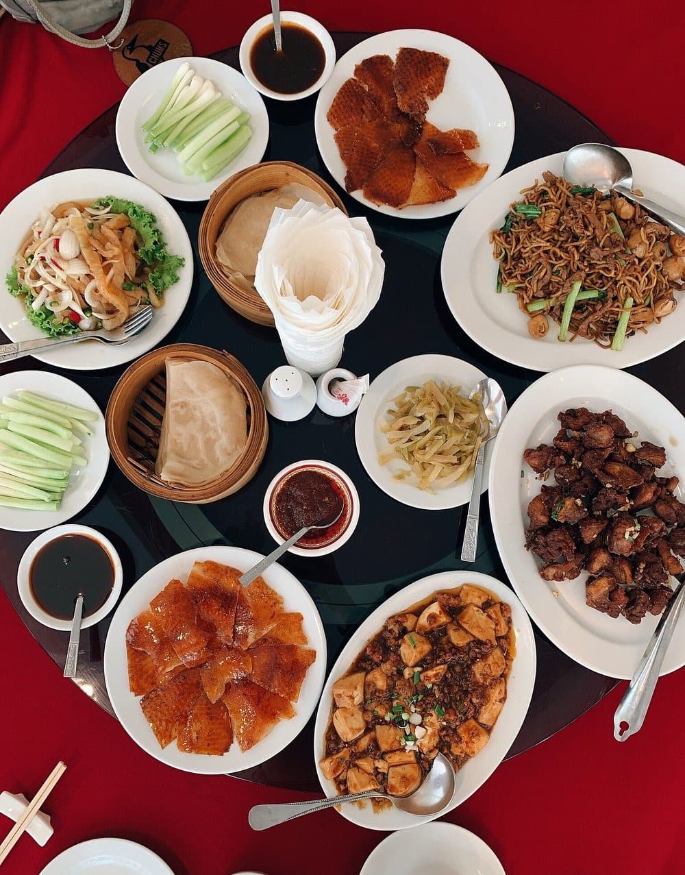 Grand Shanghaiの円卓に並ぶ北京ダックや麻婆豆腐、炒麺などの中華料理