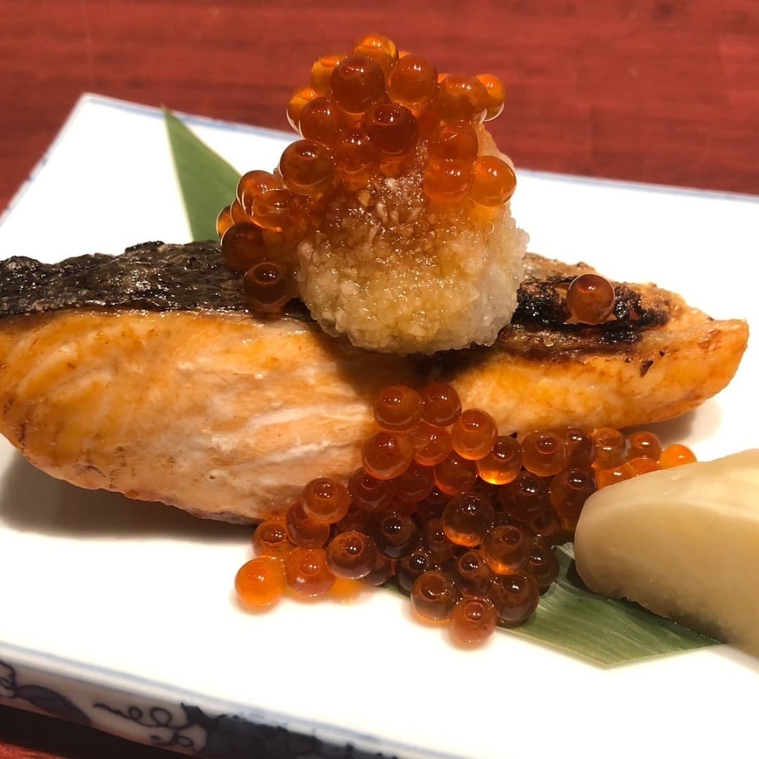 炙りサーモンいくらおろし添え|レカン55 トンロー店