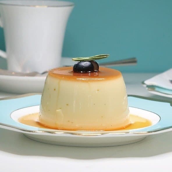 H CAFE & TEA Thonglorの自家製プリン。なめらかなプリンにカラメルソースを合わせた人気スイーツ