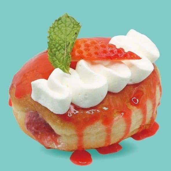 H CAFE & TEA Thonglorのいちごクリームドーナツ。ホイップクリームといちごソースをたっぷり使用したスイーツ