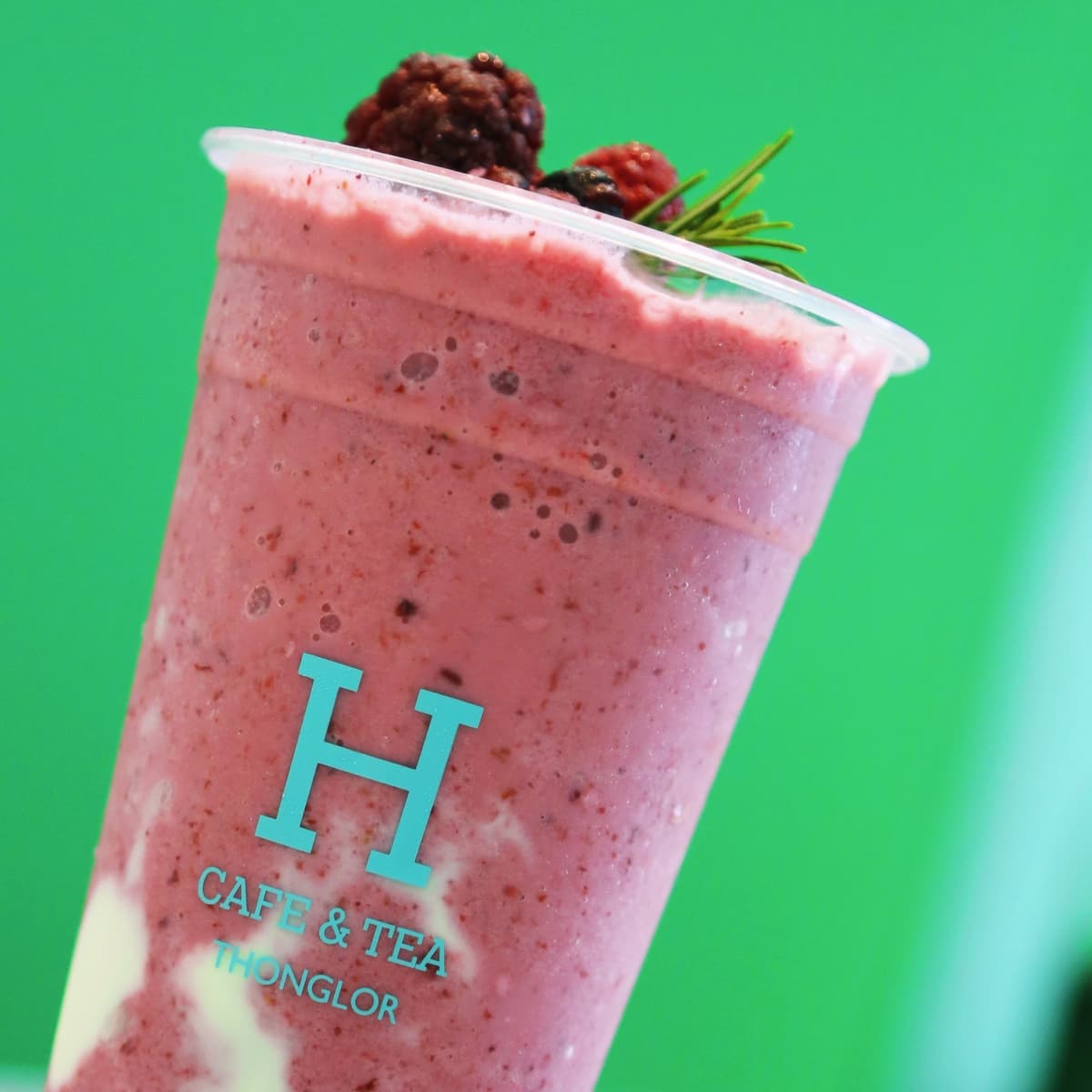 H CAFE & TEA Thonglorのベリースムージー。ミックスベリーを使用した爽やかなフローズンドリンク