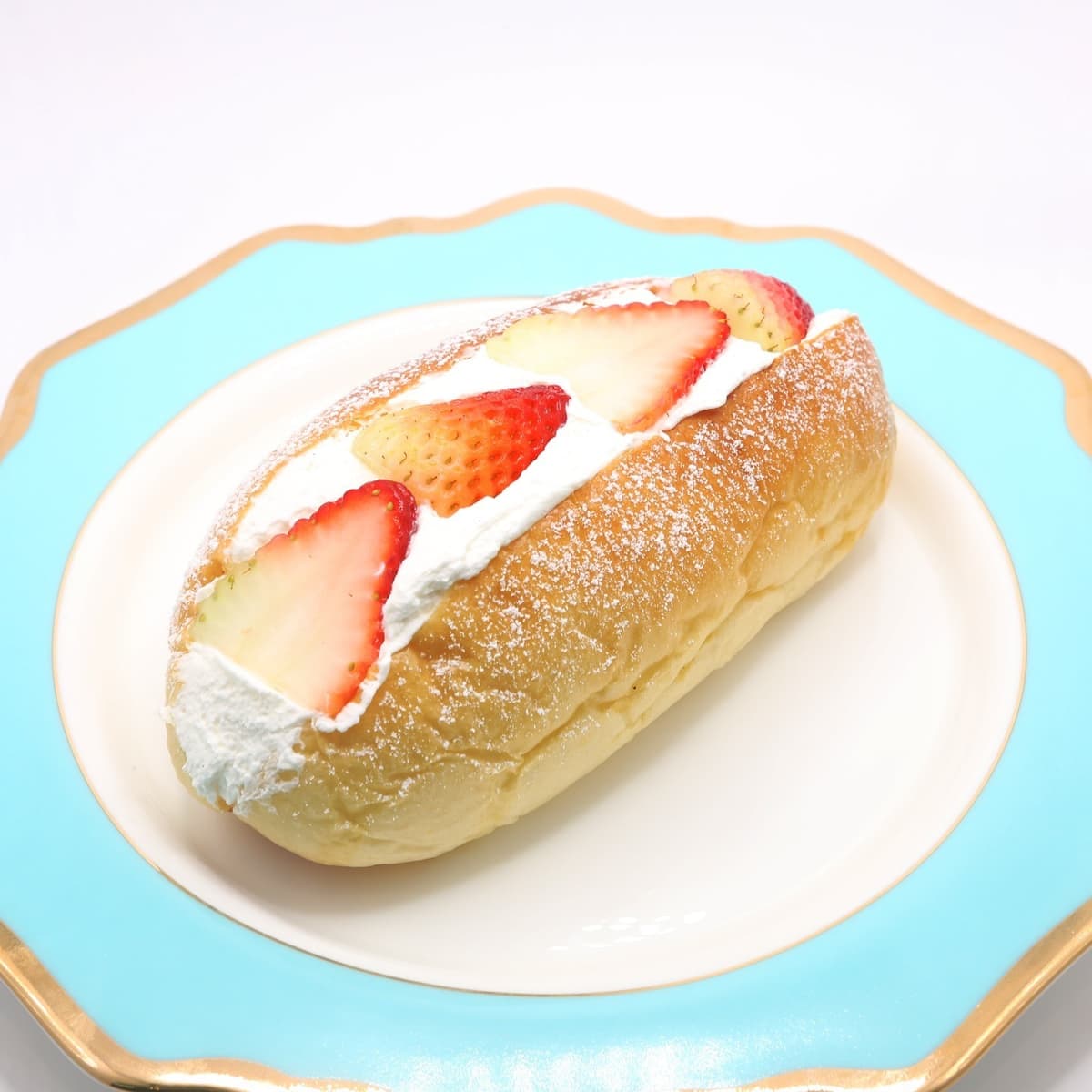 H CAFE & TEA Thonglorのいちごクリームサンド。ふんわりパンに生クリームといちごを挟んだスイーツ