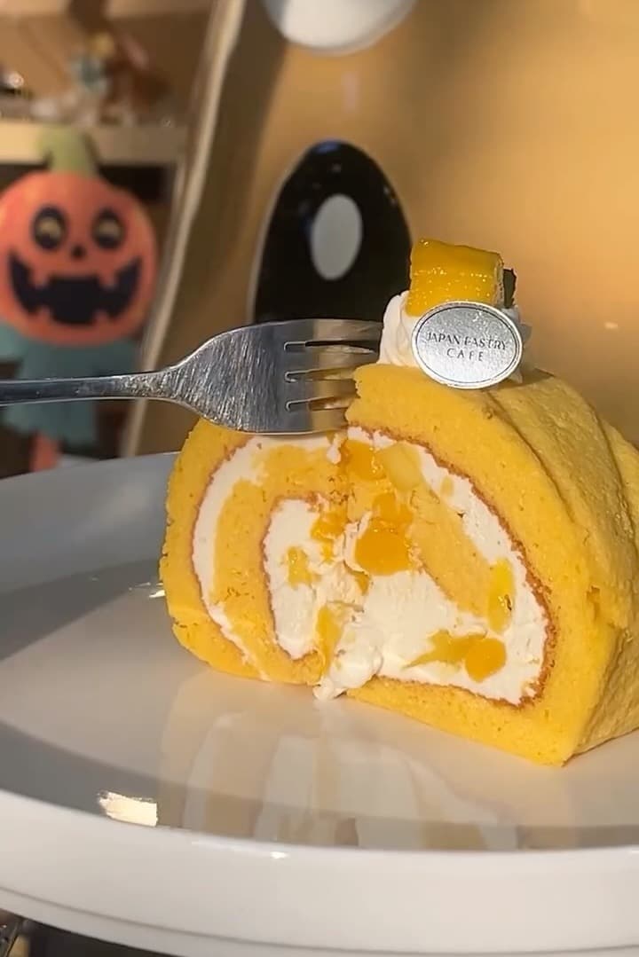 マンゴーをたっぷり巻き込んだロールケーキ(Japan Pastry Cafe)