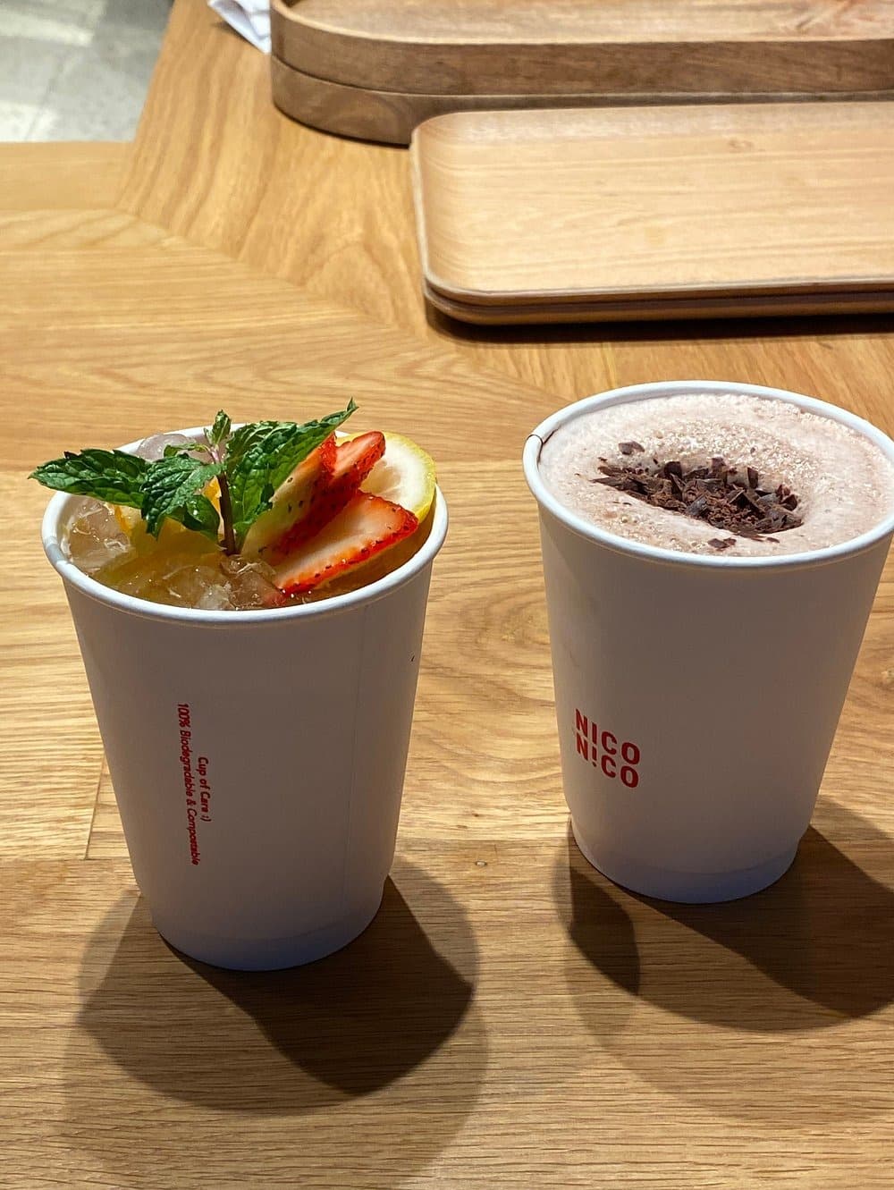 NICO NICOのフルーツティーとチョコレートドリンク