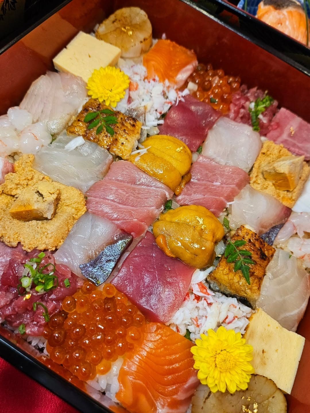 Cafe Temariのウニやいくらを贅沢に盛り付けた海鮮ちらし寿司