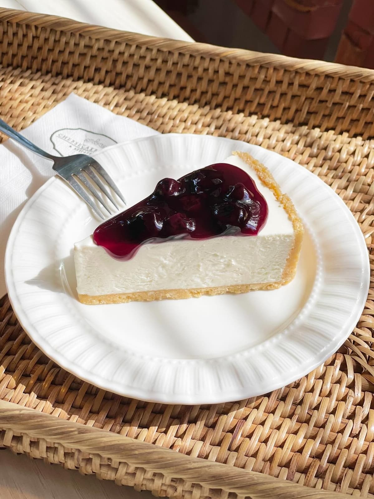 ブルーベリーソースのレアチーズケーキ|Cheesecake Houseの定番スイーツ