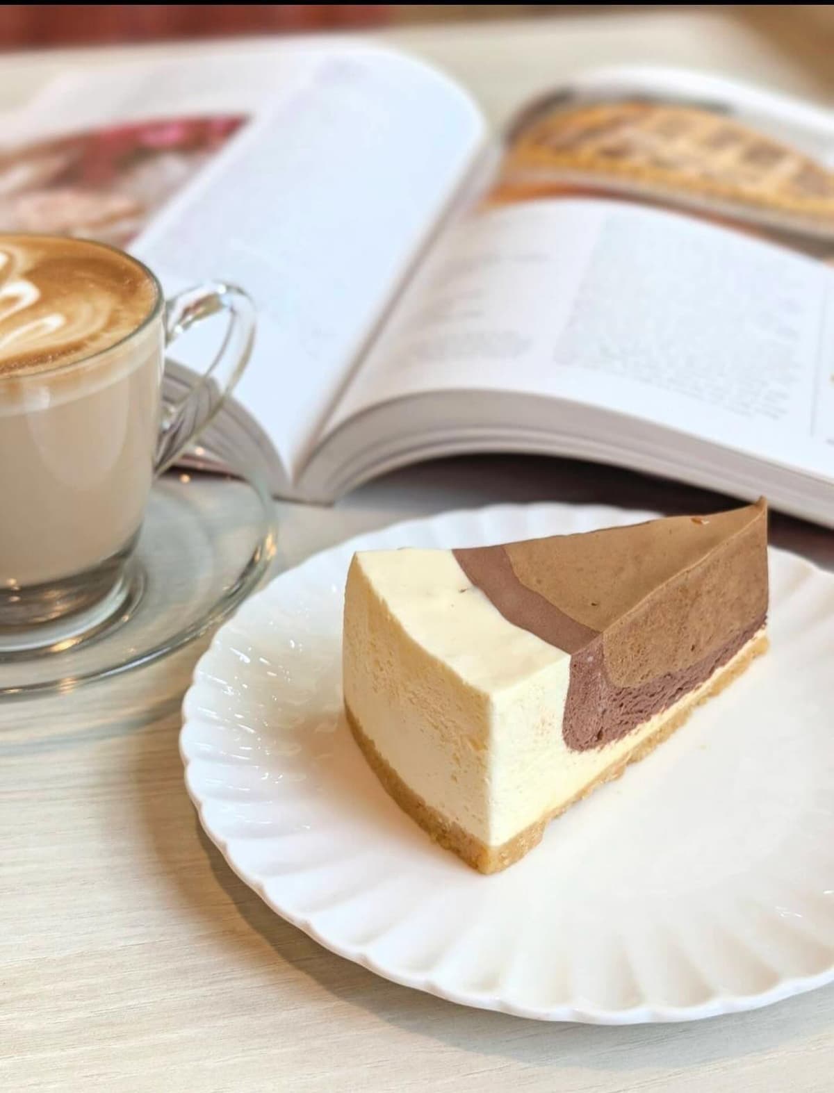 カフェラテとチョコレートチーズケーキ|Cheesecake Houseのカフェタイムセット