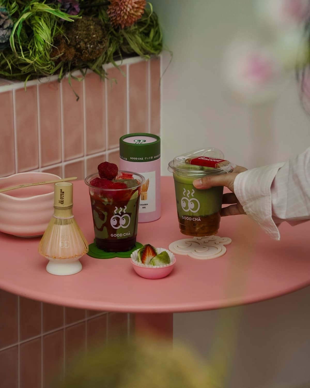 抹茶ドリンクとスイーツが並ぶGOOD CHĀ MATCHAのテーブル