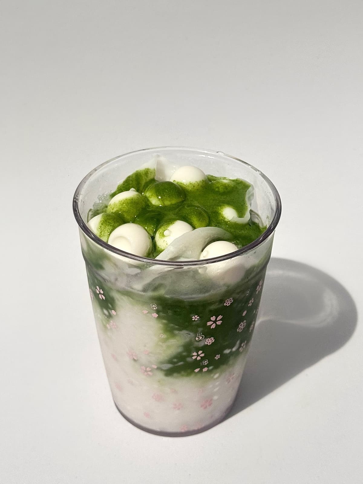 白玉をトッピングした抹茶ドリンク
