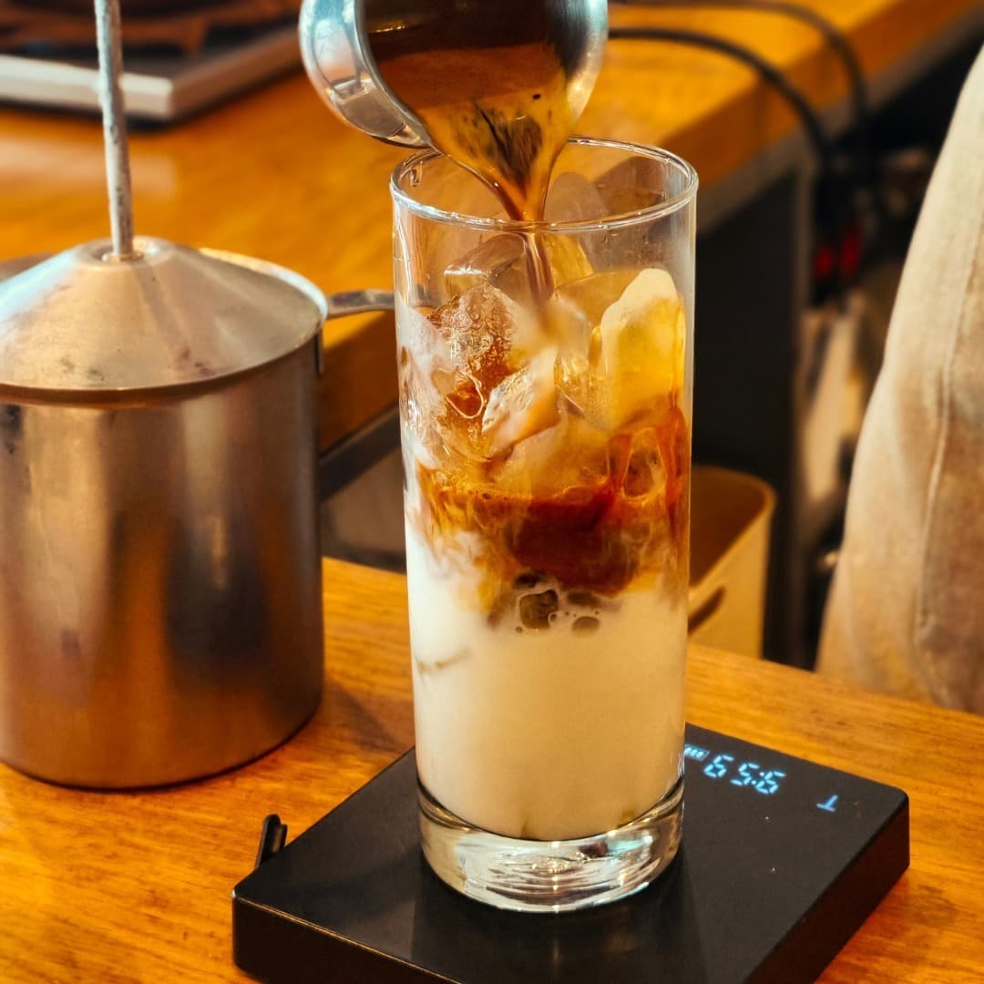 ミルクとエスプレッソを合わせるアイスラテ|Breakfast Story Thonglor