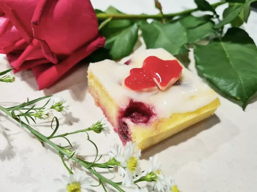 ベリー入りチーズケーキと赤いバラが彩るデザートプレート