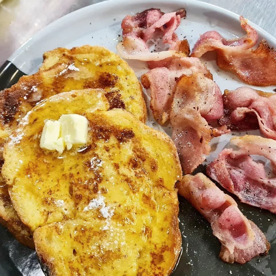 フレンチトーストとベーコンのブランチプレート
