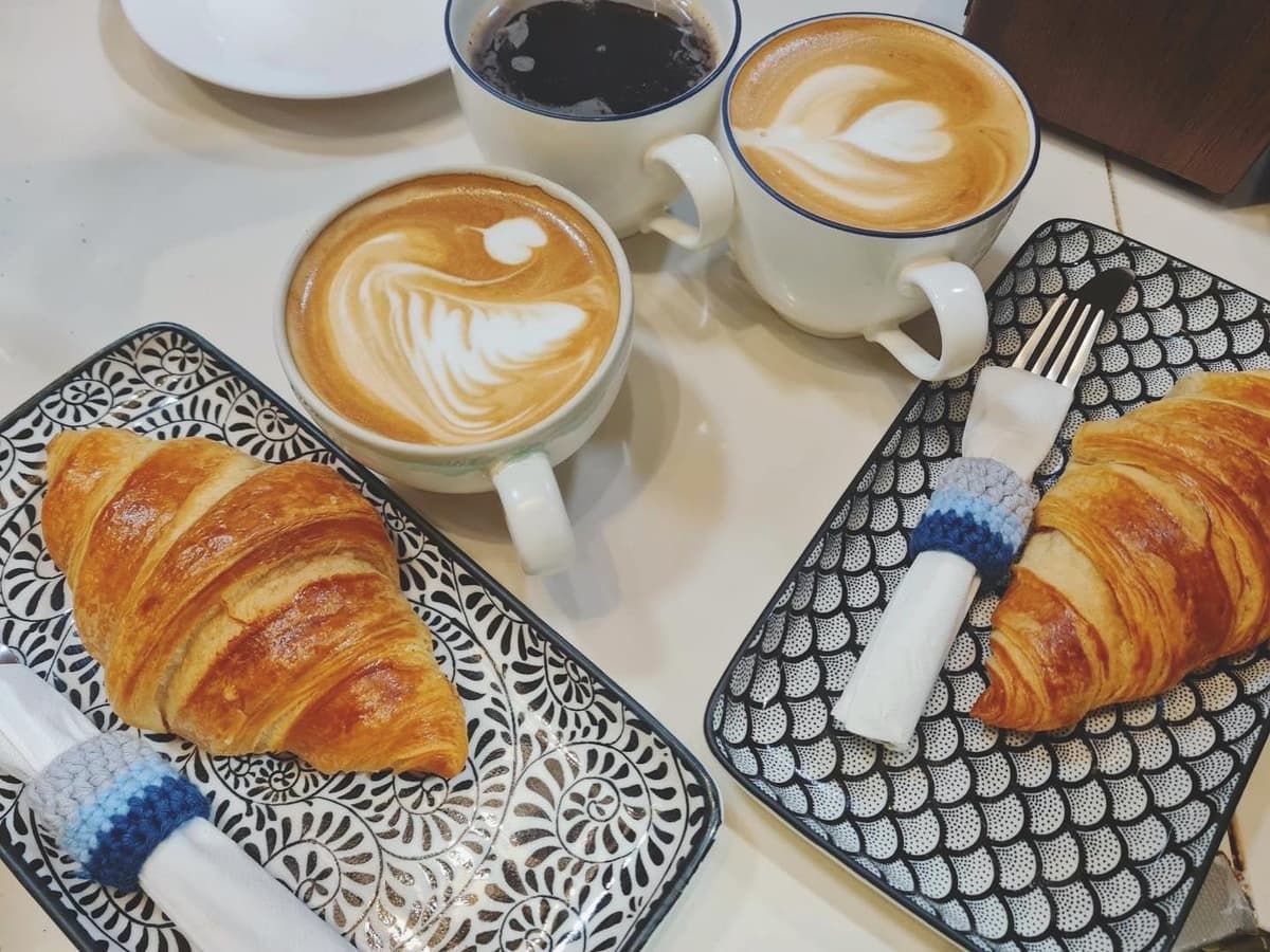 クロワッサンとラテアートが楽しめるカフェモーニング