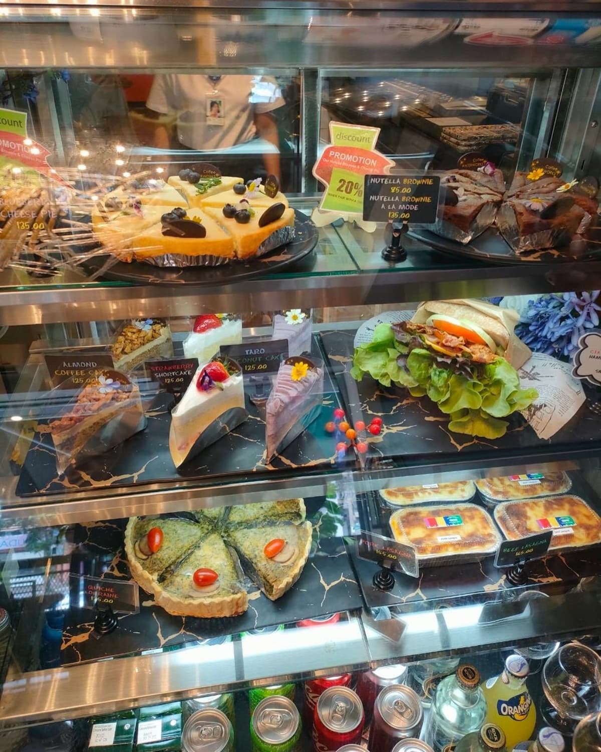 Waterworks Coffeeのショーケースに並ぶケーキやキッシュ、サンドイッチ