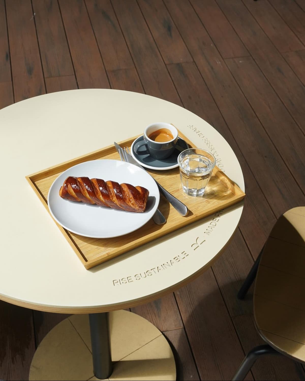 RISE COFFEEのエスプレッソとチョコレートデニッシュ