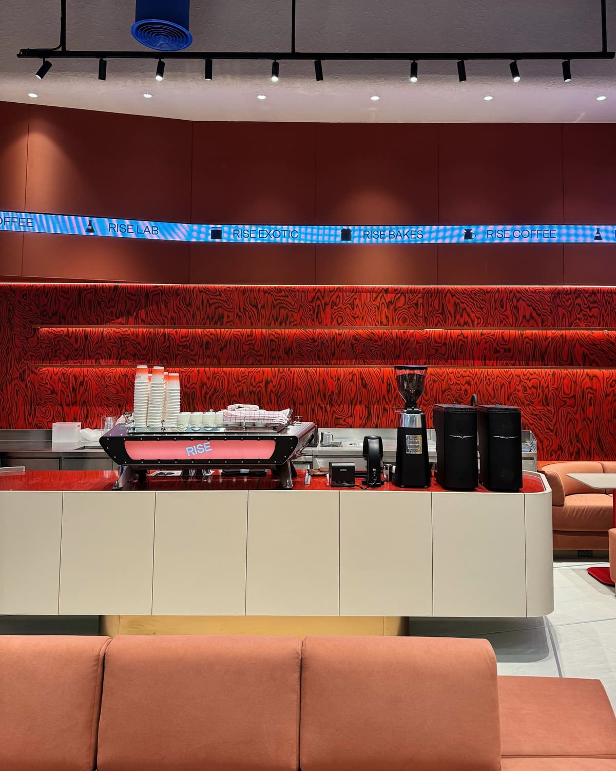 RISE COFFEE トンロー店の店内