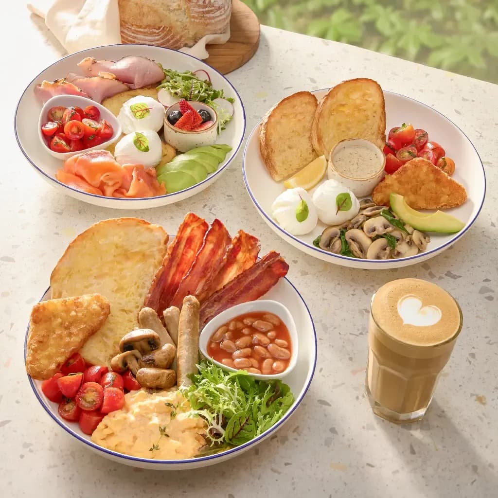 THE COFFEE CLUBのブランチプレートとラテの提供イメージ