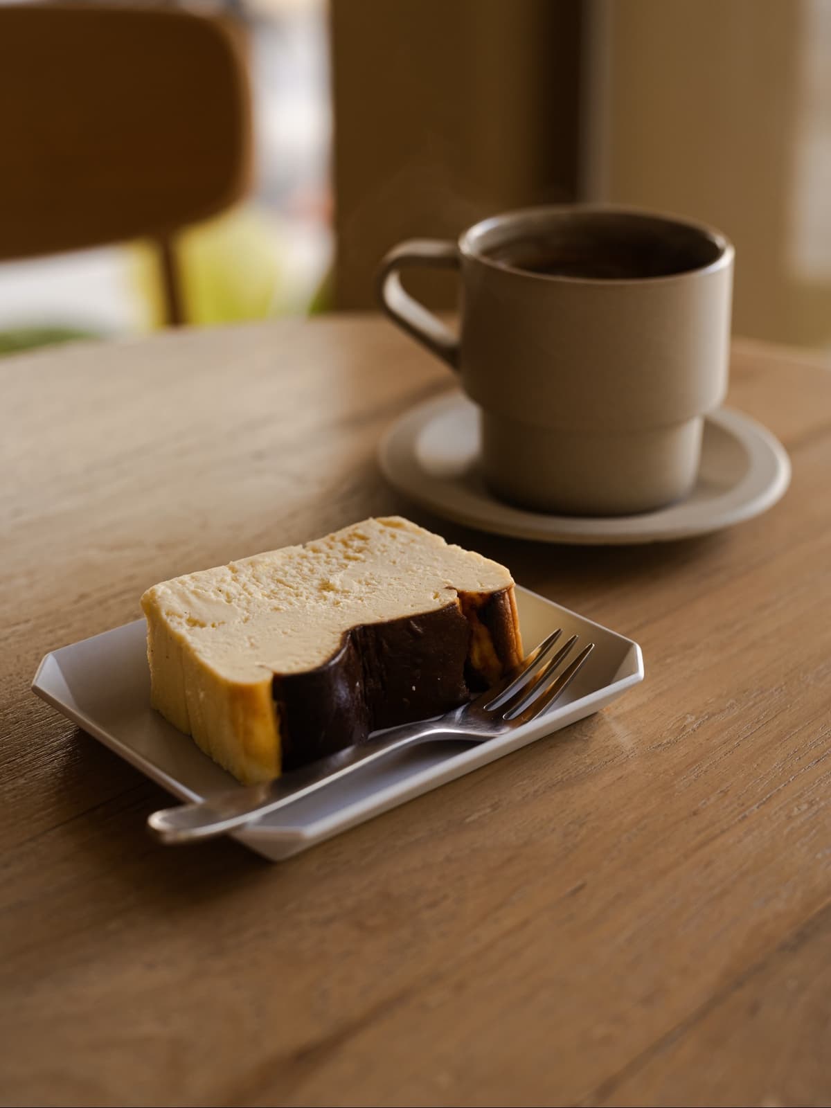 Kurasu Bangkok Standのバスクチーズケーキとホットコーヒー