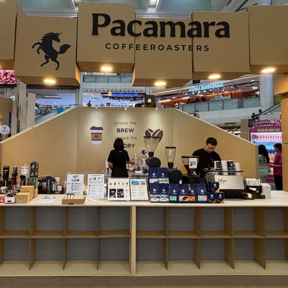 Pacamara Coffee Roastersのカウンターとコーヒー豆販売コーナー