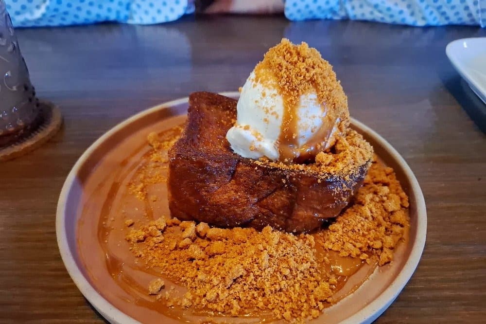 アイスクリームを添えたバーントバタートースト