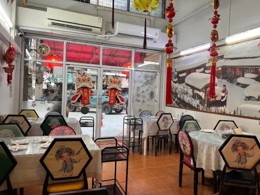 店内:肩肘張らずに食事を楽しめる大連飯店 プロンポン店のテーブル席