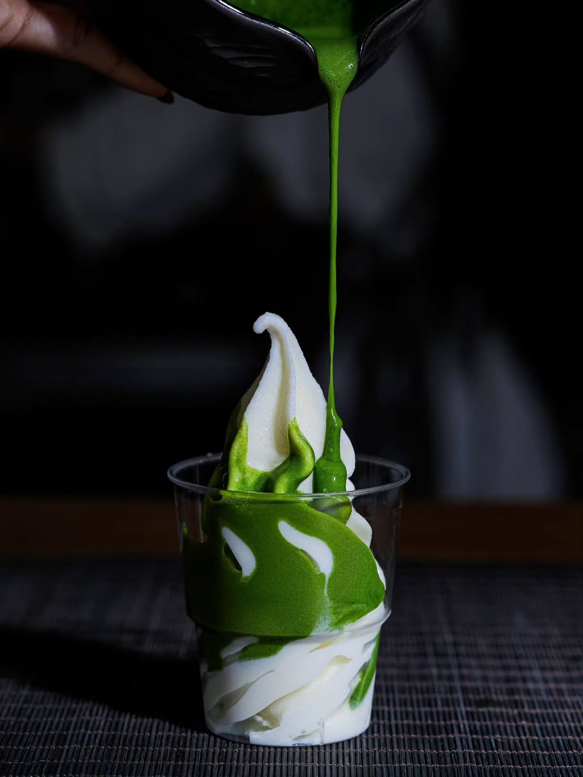 ソフトクリームに濃厚な抹茶ソースをかける7SUNSの抹茶スイーツ