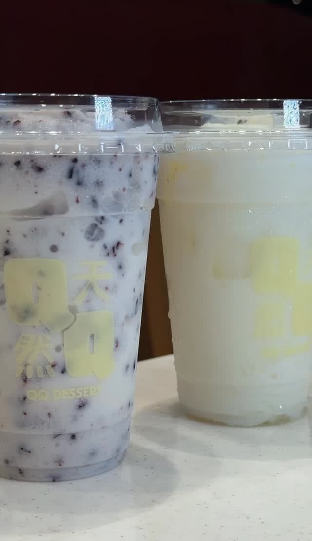 QQ Dessertのカップに入った2種類の台湾風ドリンク