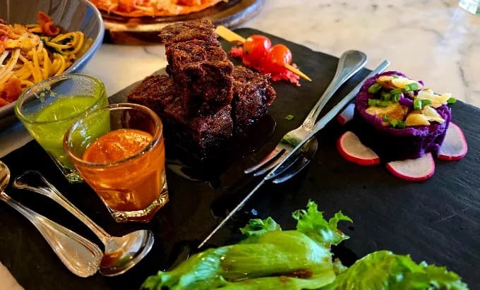 AUDREY CAFE & BISTROの肉料理とカラフルな付け合わせ