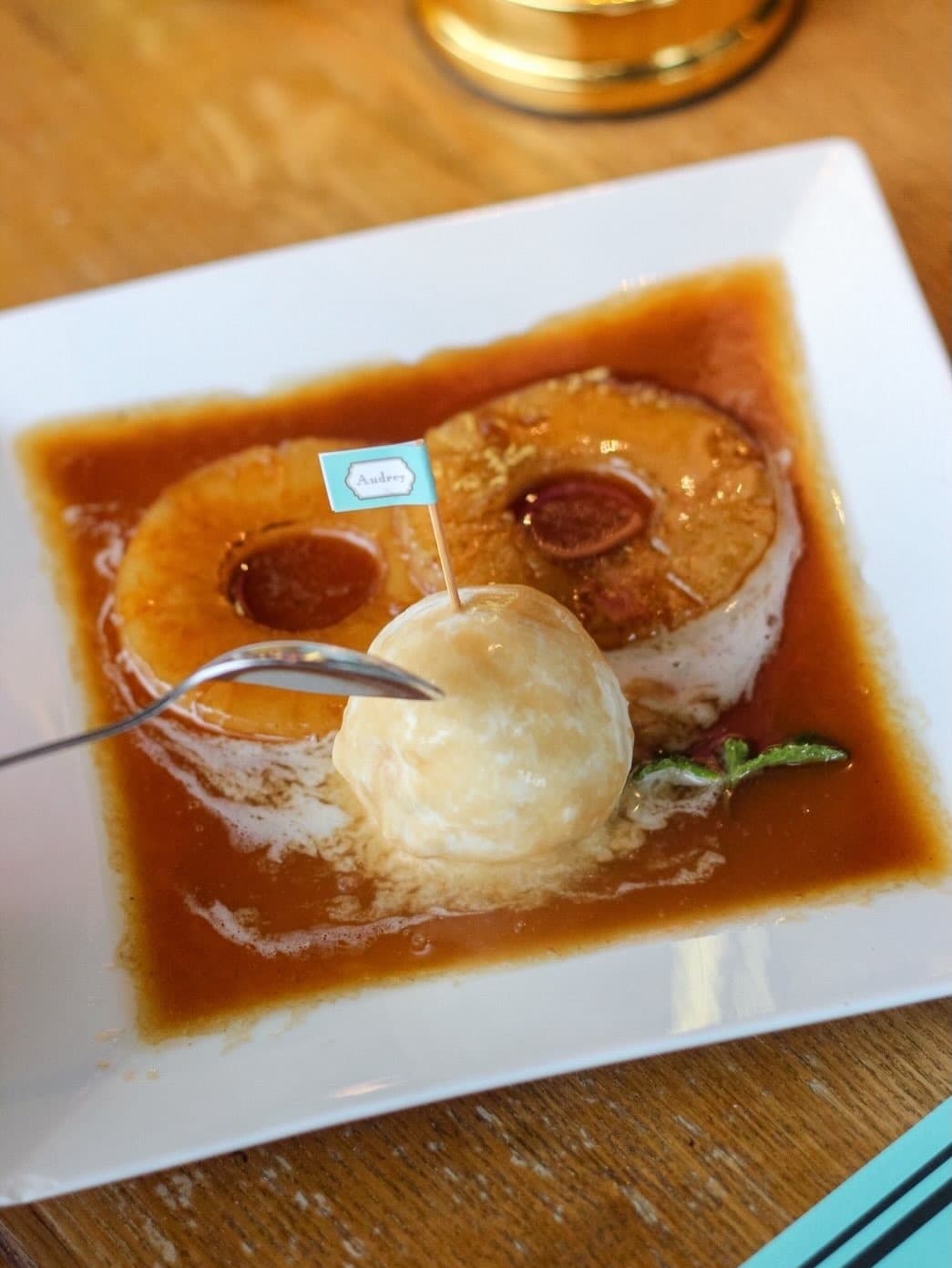 AUDREY CAFE & BISTROのパイナップルとアイスクリームのデザート